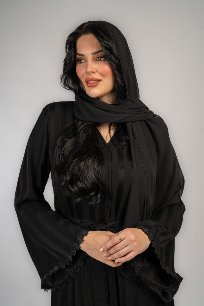 عباية خروج اسود مقلمة مع حزام - Image 7