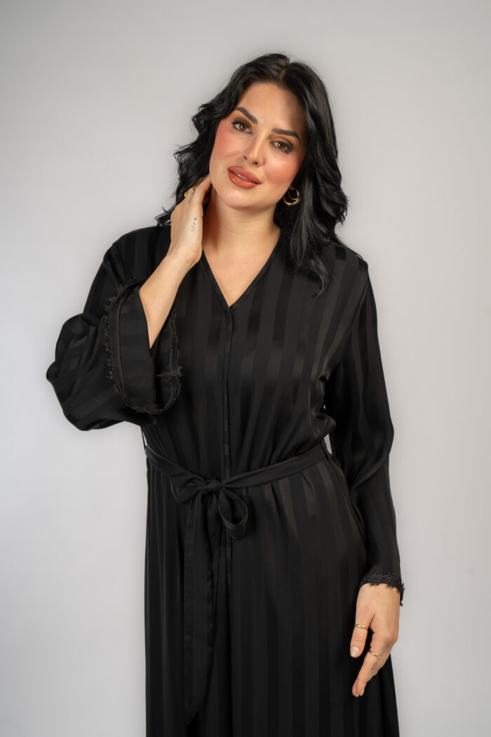 عباية خروج اسود مقلمة مع حزام - Image 1
