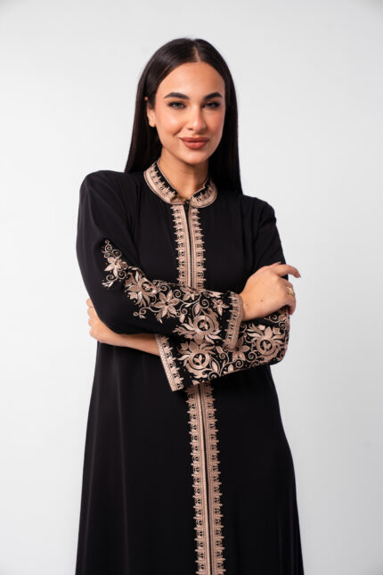 عباية خروج بتطريز على الأكمام